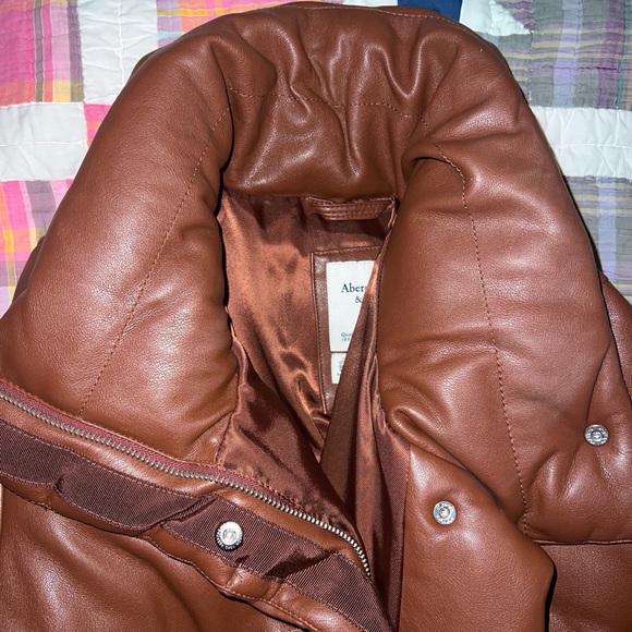 Abercrombie vegan Leather Mini Puffer in Cognac Brown - Picture 5 of 7